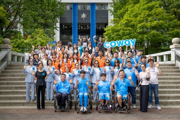 숙명여자대학교 장애 인식 개선 캠페인에 참여한 학생, 교직원 및 관계자들이 기념 사진을 촬영하고 있다.(사진=코웨이)