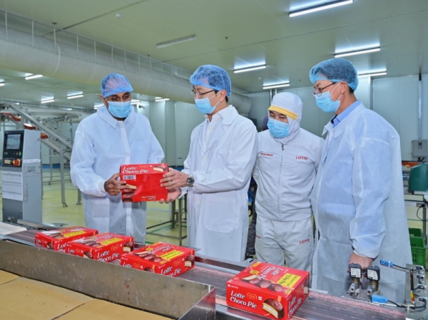 롯데 인디아(LOTTE India) 하리아나 공장 내 롯데 초코파이 생산라인을 둘러보고 있는 이창엽 롯데웰푸드 대표이사(왼쪽에서 두 번째)(사진=롯데웰푸드)